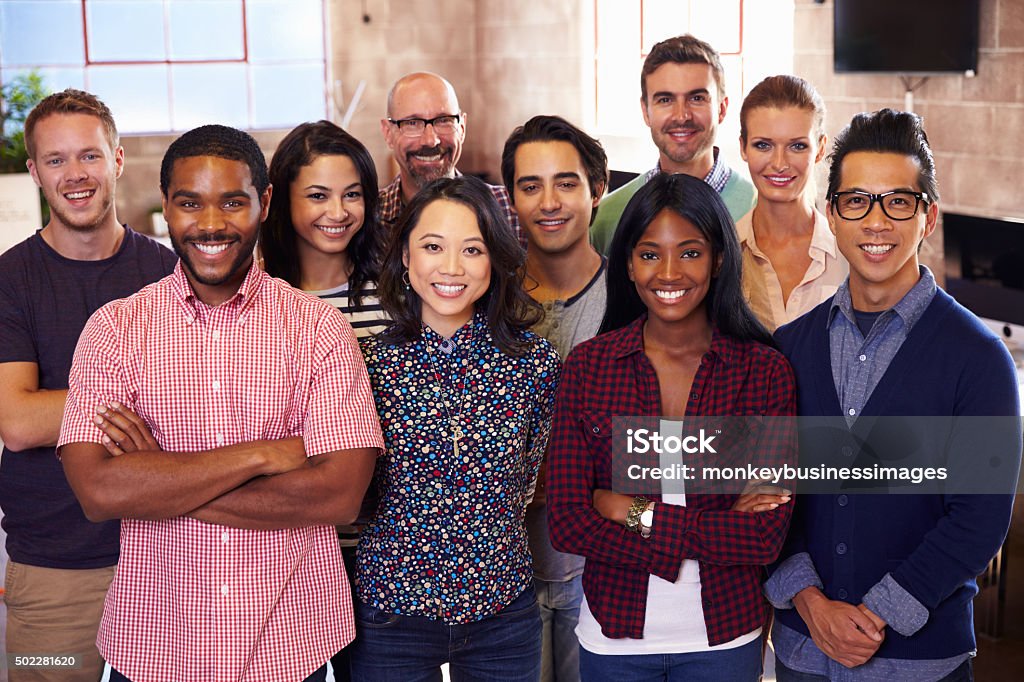 Portrait de personnel de bureau au Design moderne - Photo de Groupe multi-ethnique libre de droits