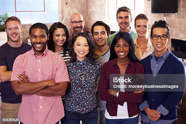 Photo libre de droit de Portrait De Personnel De Bureau Au Design Moderne banque d'images et plus d'images libres de droit de Groupe multi-ethnique - Groupe multi-ethnique, Groupe de personnes, Personne humaine