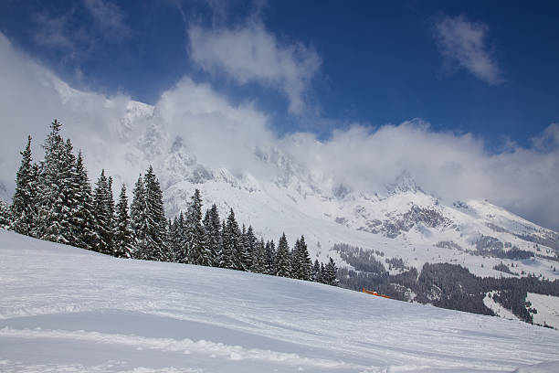 hochkönig nebel im inverno mensagens - skiurlaub imagens e fotografias de stock