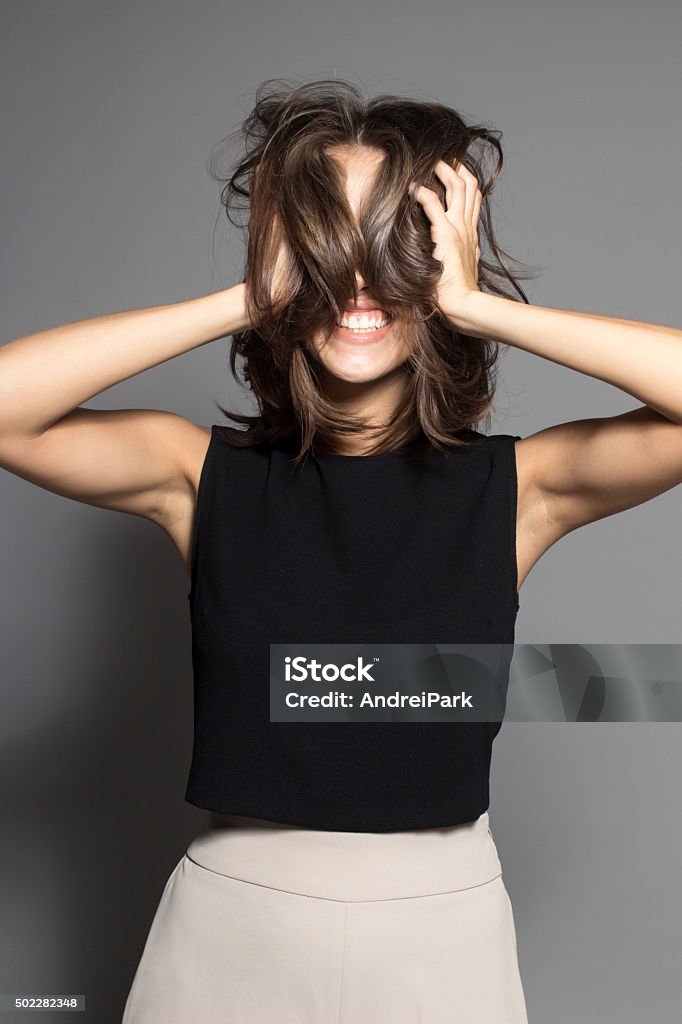 Atractivo tímido sexy modelo posando en studio usando camisa negra - Foto de stock de Mano en el cabello libre de derechos