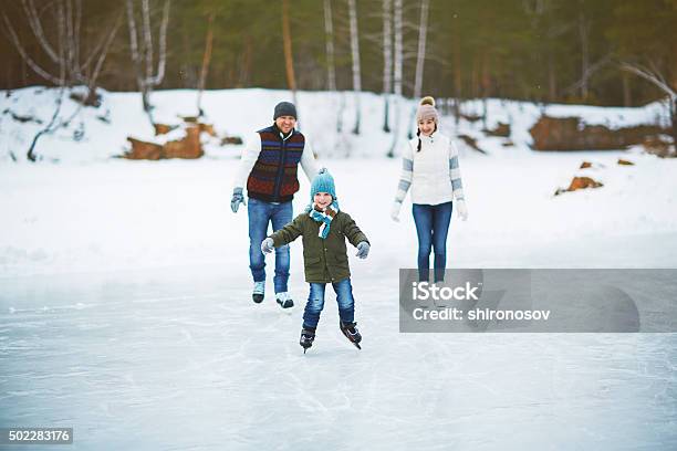 Ragazzo Di Pattinaggio - Fotografie stock e altre immagini di Pattinaggio sul ghiaccio - Pattinaggio sul ghiaccio, Famiglia, Inverno