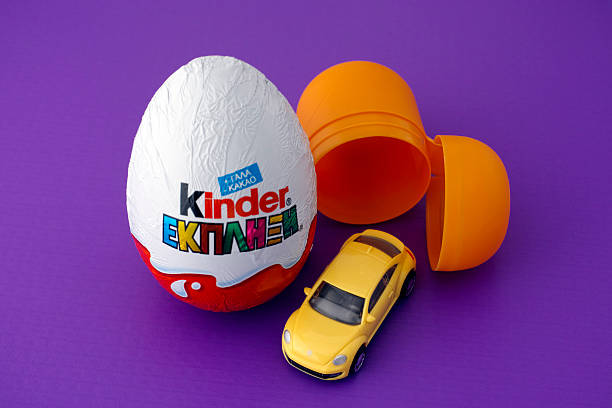 kinder сюрприз яйцо и его содержимое - kinder surprise стоковые фото и изображения