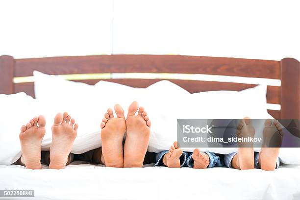 Junge Familie Auf Weißen Bett Stockfoto und mehr Bilder von Familie - Familie, Matratze, Schlafen