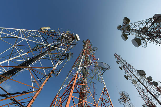 antena de comunicación - gsm tower fotografías e imágenes de stock