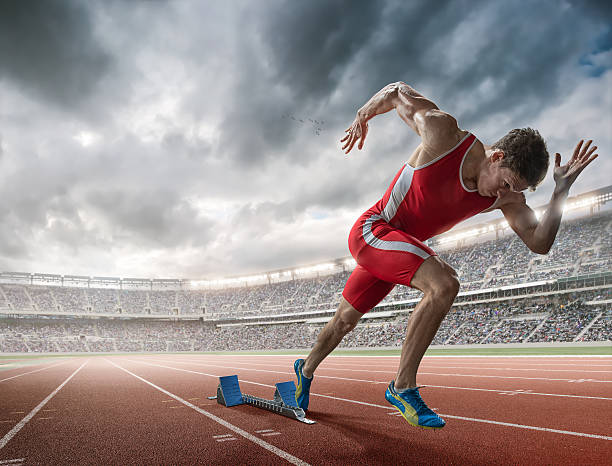 elite 100 m corridore sprint da isolati in illuminati stadium - corsa veloce foto e immagini stock