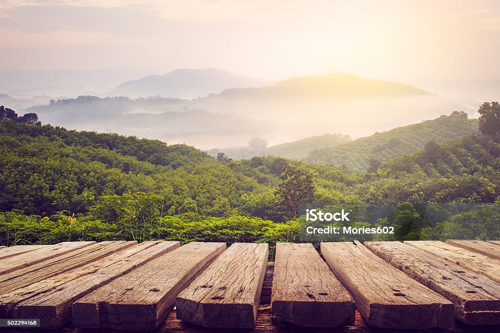 Mesa de madera y la vista de las montañas - Foto de stock de Mesa - Mueble libre de derechos