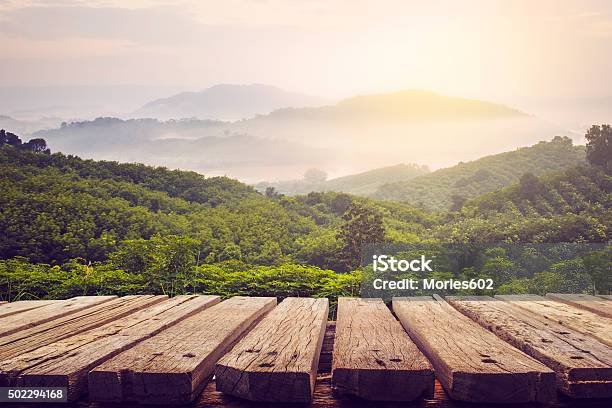 Mesa De Madera Y La Vista De Las Montañas Foto de stock y más banco de imágenes de Mesa - Mueble - Mesa - Mueble, Fondos, Montaña