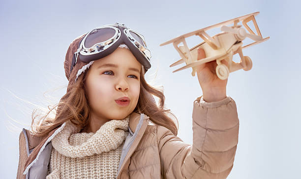 fille jouant avec jouet avion - aspirations pilot child airplane photos et images de collection