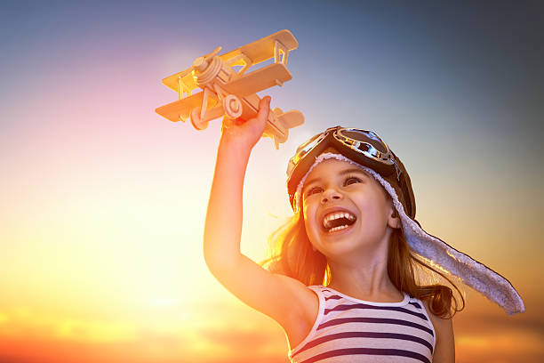 девочка играет с игрушка самолет - aspirations pilot child airplane стоковые фото и изображения