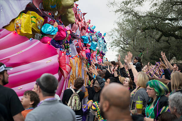 mardi gras parade - carroza de festival fotografías e imágenes de stock
