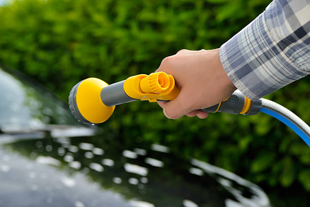 car care-kobieta za pomocą garden spray gun - wartung zdjęcia i obrazy z banku zdjęć