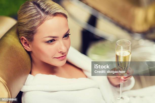 Schöne Junge Frau Trinkt Champagner Im Spa Stockfoto und mehr Bilder von Luxus - Luxus, Lebensstil, Schaumwein