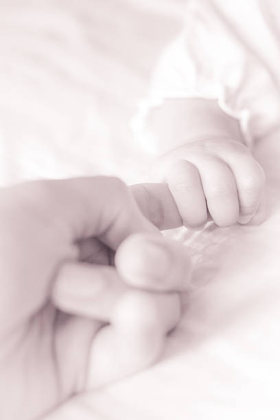 Padre bebé retención para el dedo índice - foto de stock