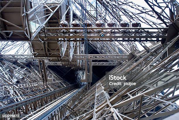Aufzug Rail Von Eiffelturm Paris Frankreich Stockfoto und mehr Bilder von Allgemeine Beschaffenheit - Allgemeine Beschaffenheit, Architektur, Aufnahme von unten