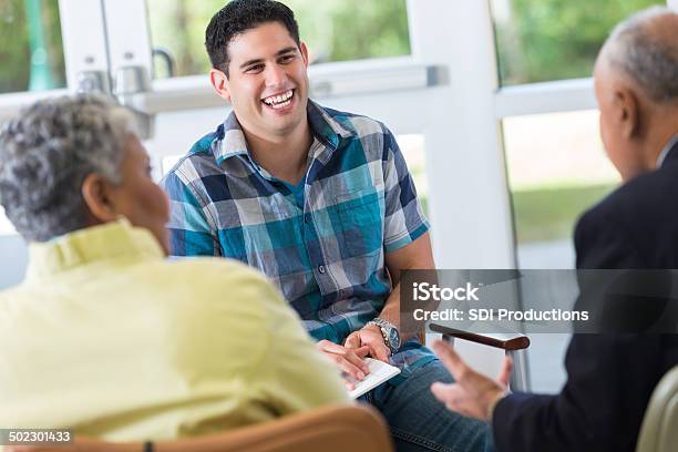 Glücklicher Mann Gespräch Mit Altes Paar In Der Gruppe Therapie Unterstützt Stockfoto und mehr Bilder von Psychiatrie und Psychotherapie