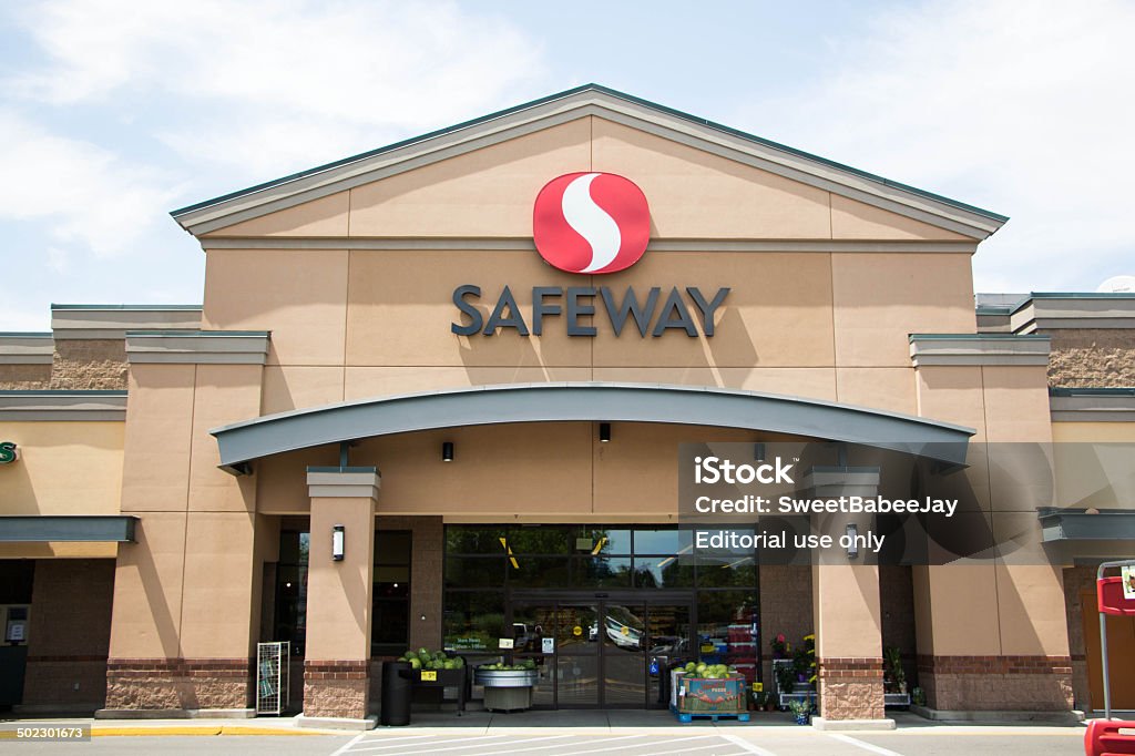 Safeway Grocery Store Eugene, Oregon, USA - July 8, 2014: Safeway Grocery Store location in Eugene, Oregon. Safeway provides grocery food products as well as pharmaceuticals and day to day household products across the United States northwest with more than a 1000 locations. Safeway Stock Photo