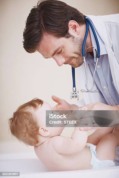 Er Ist Das Beste Arzt Sie Suchen Für Ihr Kind Stockfoto und mehr Bilder von Kinderarzt - Kinderarzt, 6-11 Monate, Allgemeinarztpraxis