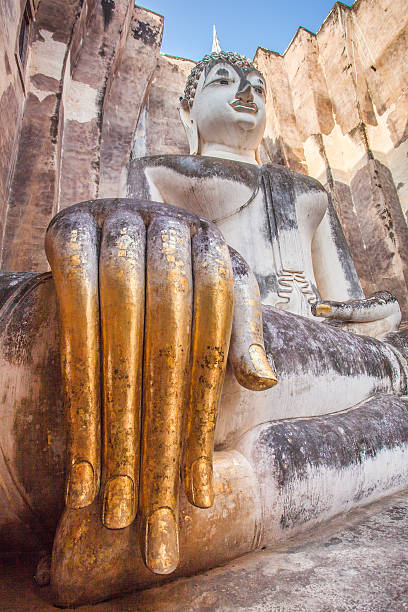 Antigua estatua de Buda en el parque nacional Sukhothai - foto de stock