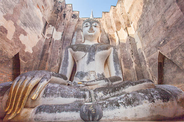 Antigua estatua de Buda en el parque nacional Sukhothai - foto de stock