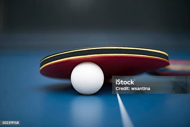 Pelota De Tenis De Mesa Y El Bat Foto de stock y más banco de imágenes de Tenis de mesa - Tenis de mesa, 2015, Actividad