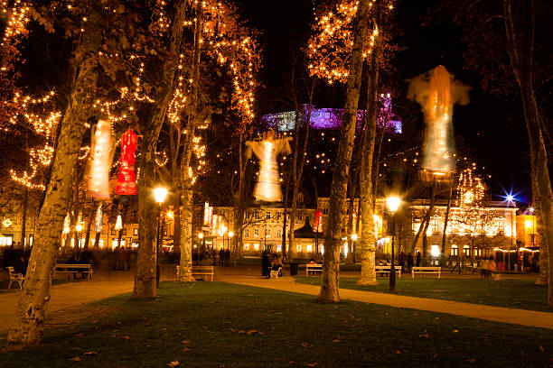 weihnachts-figuren und lichter im zentrum der stadt. - ljubljana december winter christmas stock-fotos und bilder