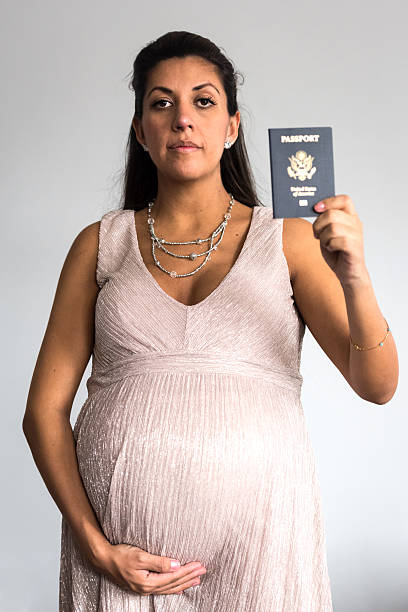 imigrantes grávida segurando um passaporte - passport usa american culture front view imagens e fotografias de stock