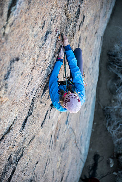 fille d'escalade - mountain climbing rock climbing adventure incentive photos et images de collection
