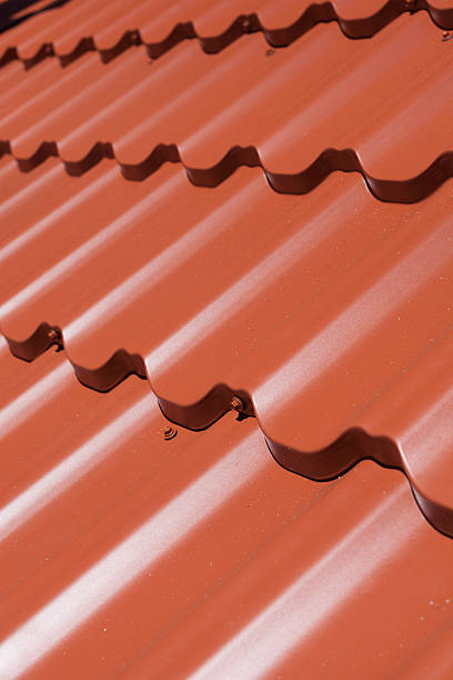 red metal tile с винтом - macro construction building activity roof tile стоковые фото и изображения