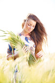 young-woman-in-wheat-field-in-sonnigen-tag.jpg?b=1&s=170x170&k=20&c=hHBh2eWdb74AS9FILNcJF7XvkCIoHQTjIrJ4ag6sdCg=