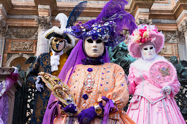 carnaval de veneza em roxo e rosa - entertainment holidays and celebrations venice italy performer imagens e fotografias de stock