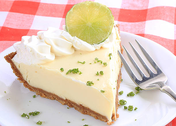 key lime pie, nahaufnahme - key lime pie dessert pie pastry stock-fotos und bilder