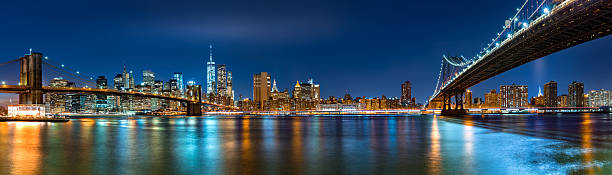 nacht panorama mit der "two bridges" - new york city brooklyn bridge night stock-fotos und bilder