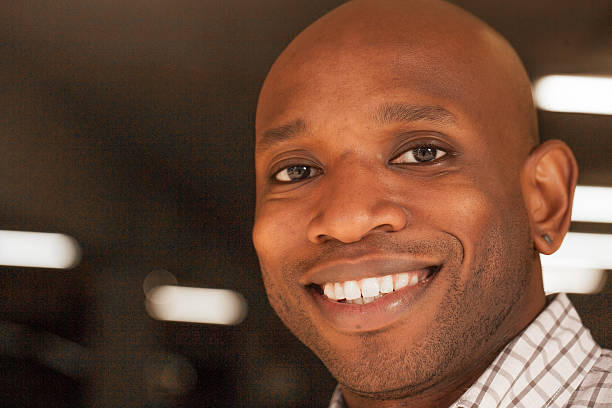 headshot of a smiling mature  african american man - foto’s van oudere mannen stockfoto's en -beelden