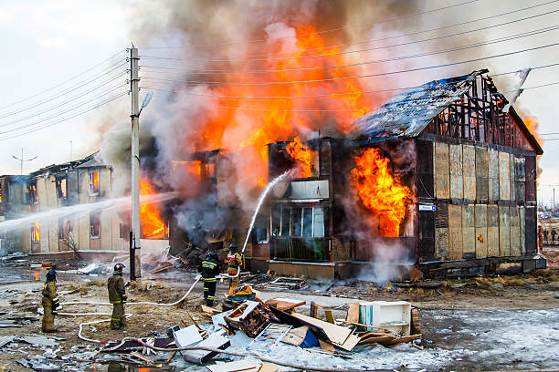 fuego en una antigua casa - natural disaster fire office fire department fotografías e imágenes de stock