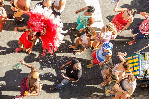 street karneval in rio de janeiro - crowd carnival people social gathering stock-fotos und bilder