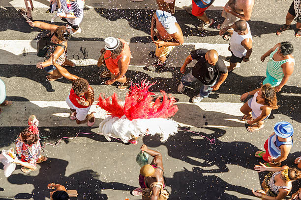 street karneval in rio de janeiro - crowd carnival people social gathering stock-fotos und bilder