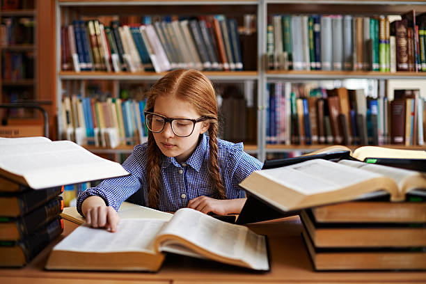 linda pesquisador - child glasses elementary student reading - fotografias e filmes do acervo