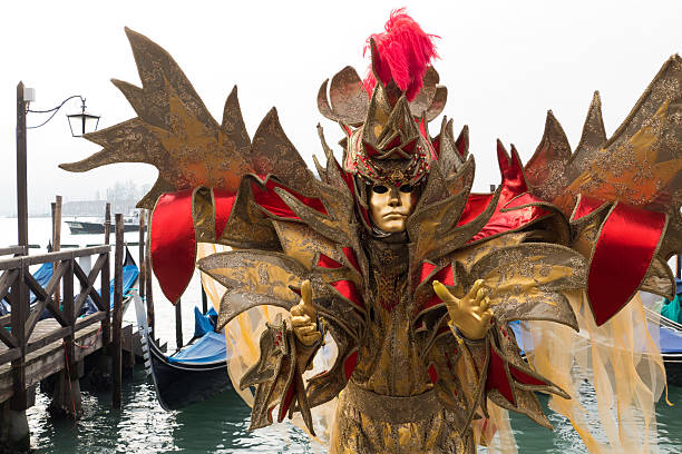 carnaval de veneza em vermelho e dourado - entertainment holidays and celebrations venice italy performer imagens e fotografias de stock