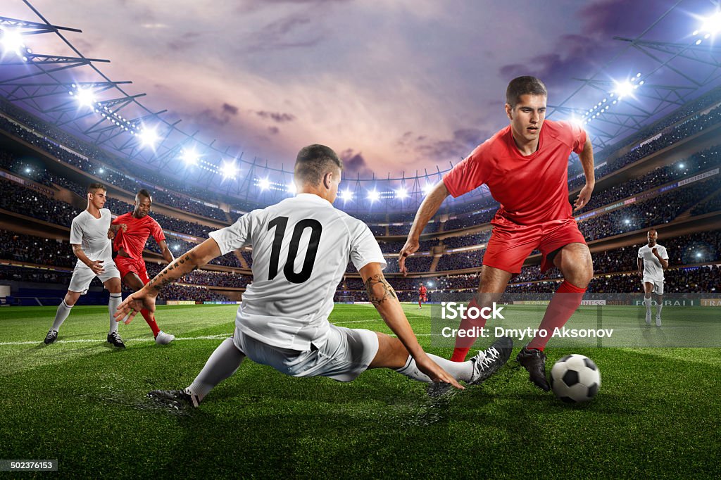 Jugadores de fútbol en acción en el estadio de fútbol - Foto de stock de Fútbol libre de derechos