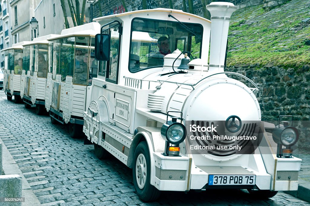 Petit tren de Montmartre en París turistas en automóvil - Foto de stock de Adoquinado libre de derechos