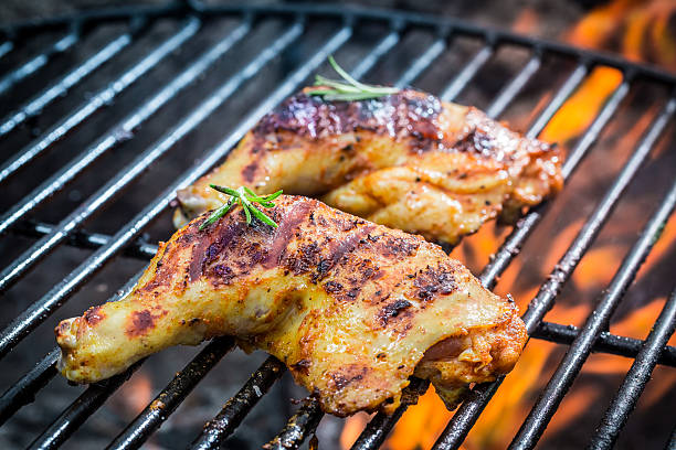 gebratenes hühnerfleisch beine auf dem grill mit kamin - roast chicken chicken roasted spit roasted stock-fotos und bilder