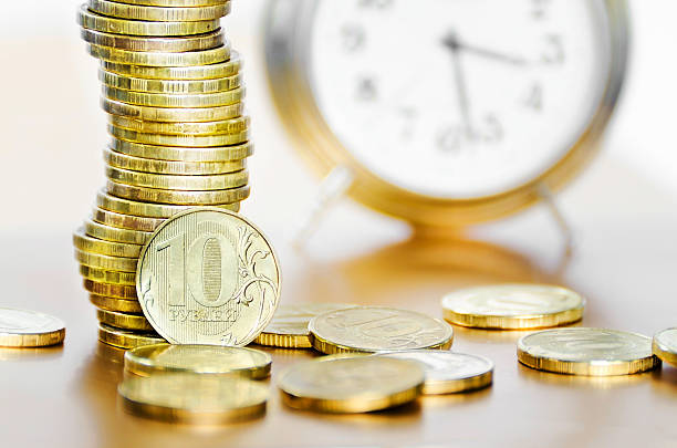 orologio sveglia e denaro - number 10 gold business paper currency foto e immagini stock