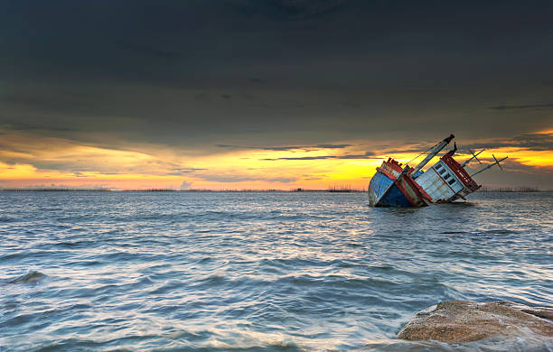 barco wrecked al atardecer, tailandia de chonburi - sink fotografías e imágenes de stock