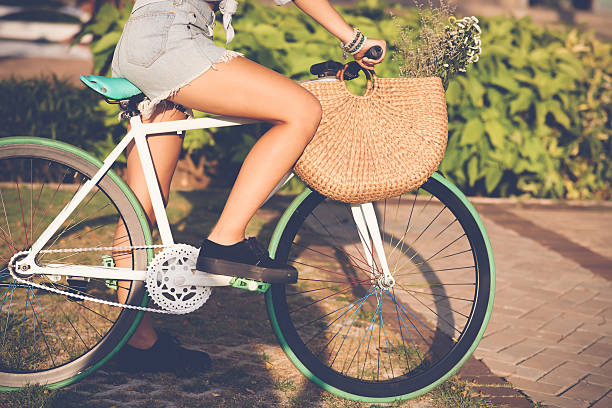 garota em fixie - cycling shorts - fotografias e filmes do acervo