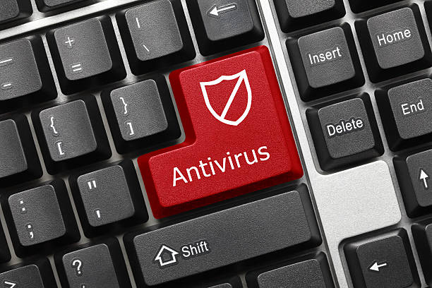 conceptuais teclado-antivirus (tecla vermelha com escudo símbolo - shield shielding riot shield computer imagens e fotografias de stock