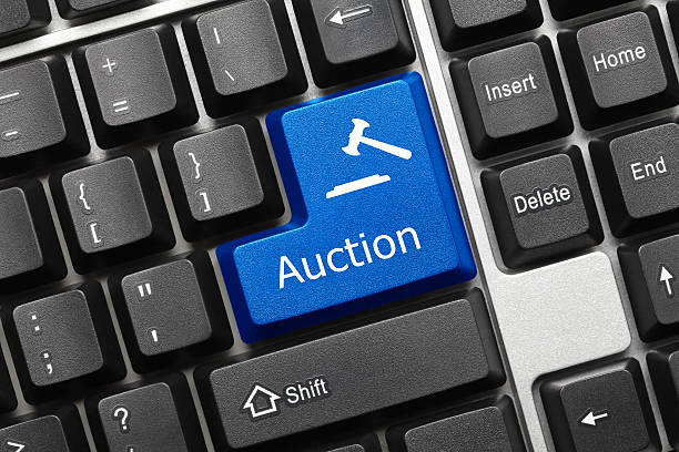 konzeptionelle tastatur-auktion (blue key - eingabetaste stock-fotos und bilder