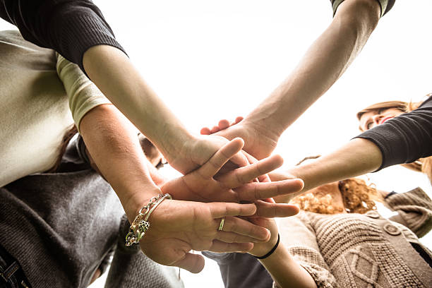 grupo de jóvenes voluntarios felicidad - human hand holding hands hands clasped group of people fotografías e imágenes de stock