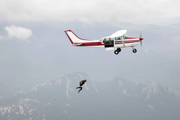 salta - skydiving parachuting extreme sports airplane foto e immagini stock