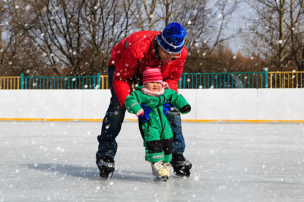 小さな父と娘の学習をカルミア冬 - ice hockey action ice skating ice skate ストックフォトと画像