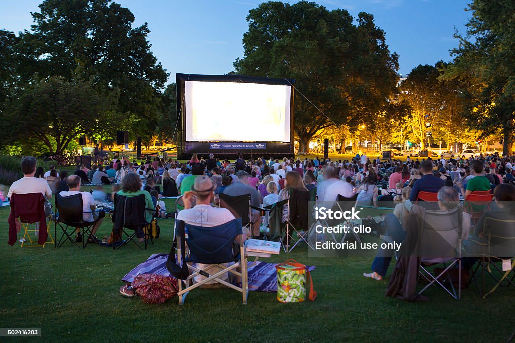 Espectadores al aire libre de cine - Foto de stock de Sala de cine libre de derechos